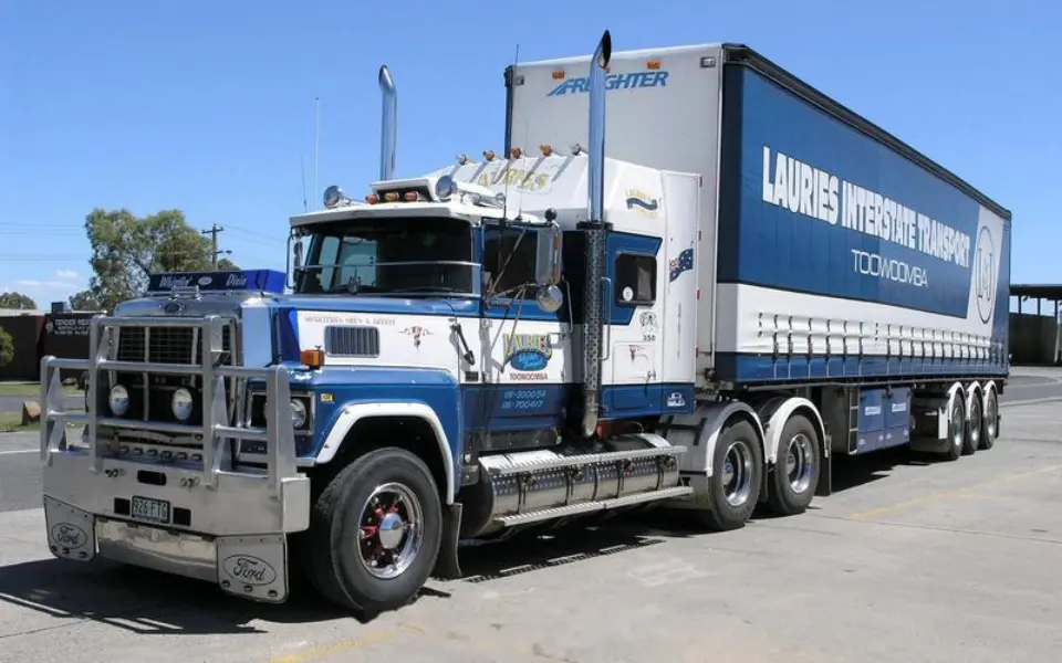 Warum richten inländische Lkw ihre Auspuffrohre nicht nach oben?